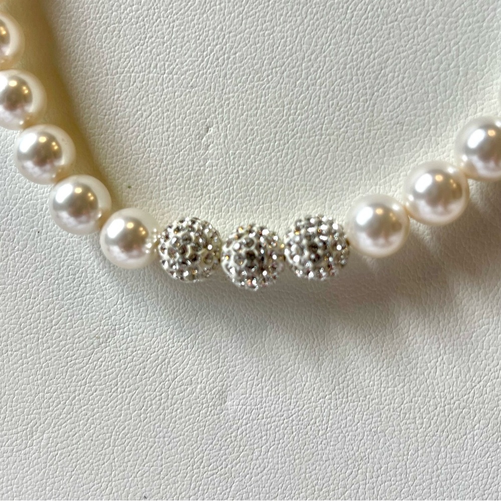 Swarovski crystals. Pearl Necklace with Sparkling Accents